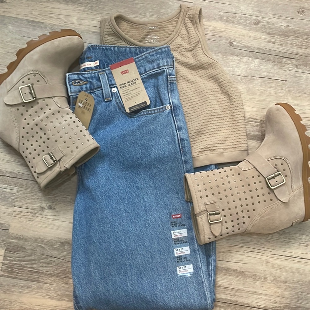 New! Levi’s High Waisted Mom Jeans 👖 size 30x27